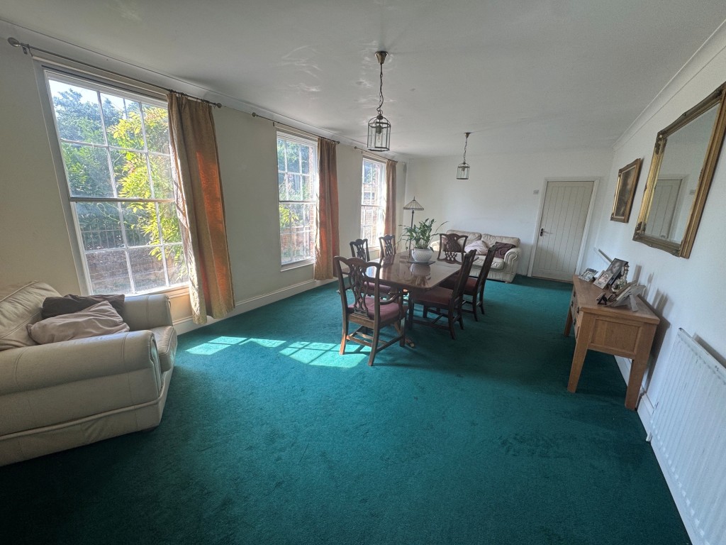 Lot: 144 - FREEHOLD DETACHED PERIOD FARMHOUSE, STUDIO APARTMENT OVER QUADRUPLE GARAGE - RESIDENTIAL INVESTMENT - Farmhouse - dining room